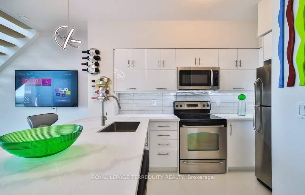 185 Legion Road N, Unit Ph06 - Photo 4