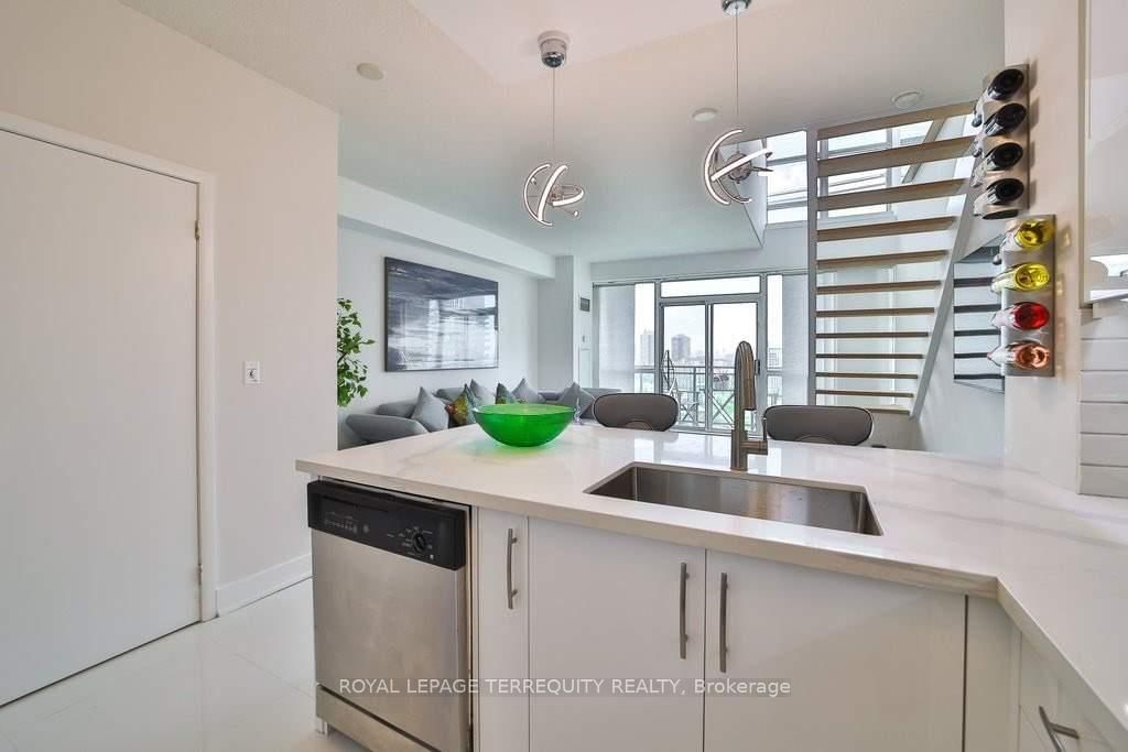 185 Legion Road N, Unit Ph06 - Photo 9