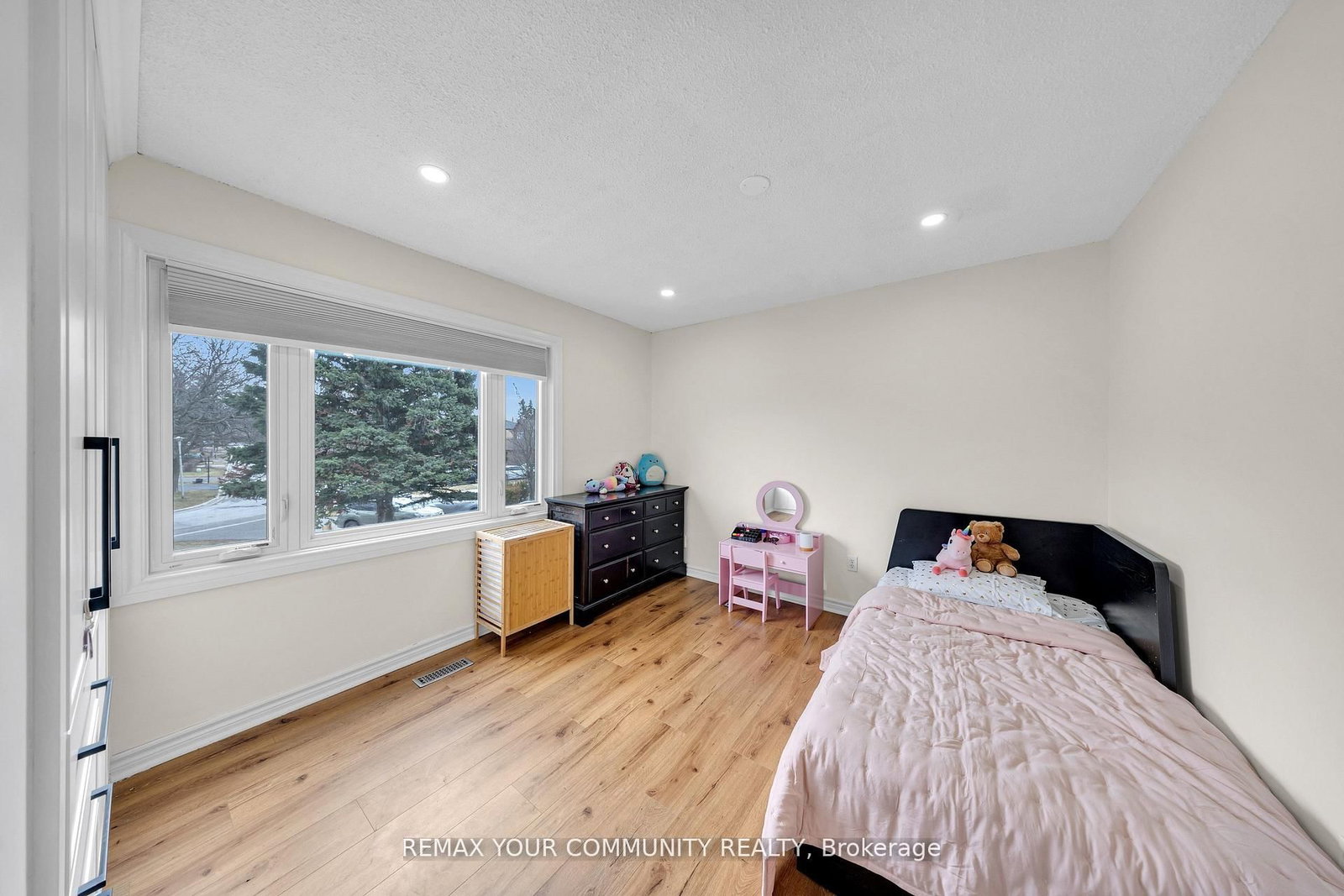 Detached House for sale at 22 MADELAINE Crescent, Brampton, Ontario, L6S 2Y9 - Central Park - MLS: W13000486