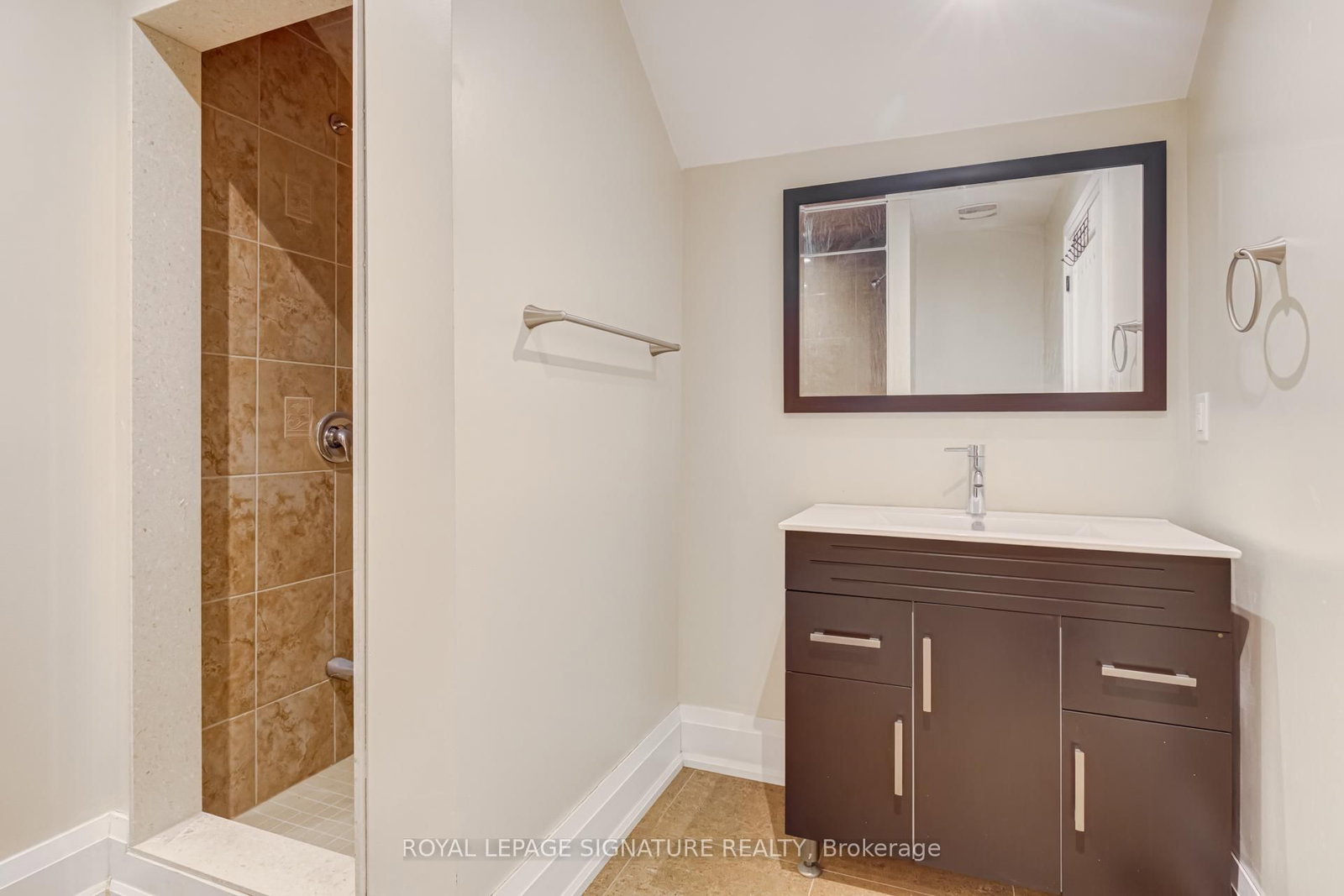 14 Rotherham Avenue, Unit Upper 2 Levels - Photo 15