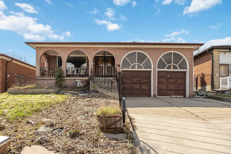 118 Tandridge Cres, Toronto, M9W 5N9 | Image 2