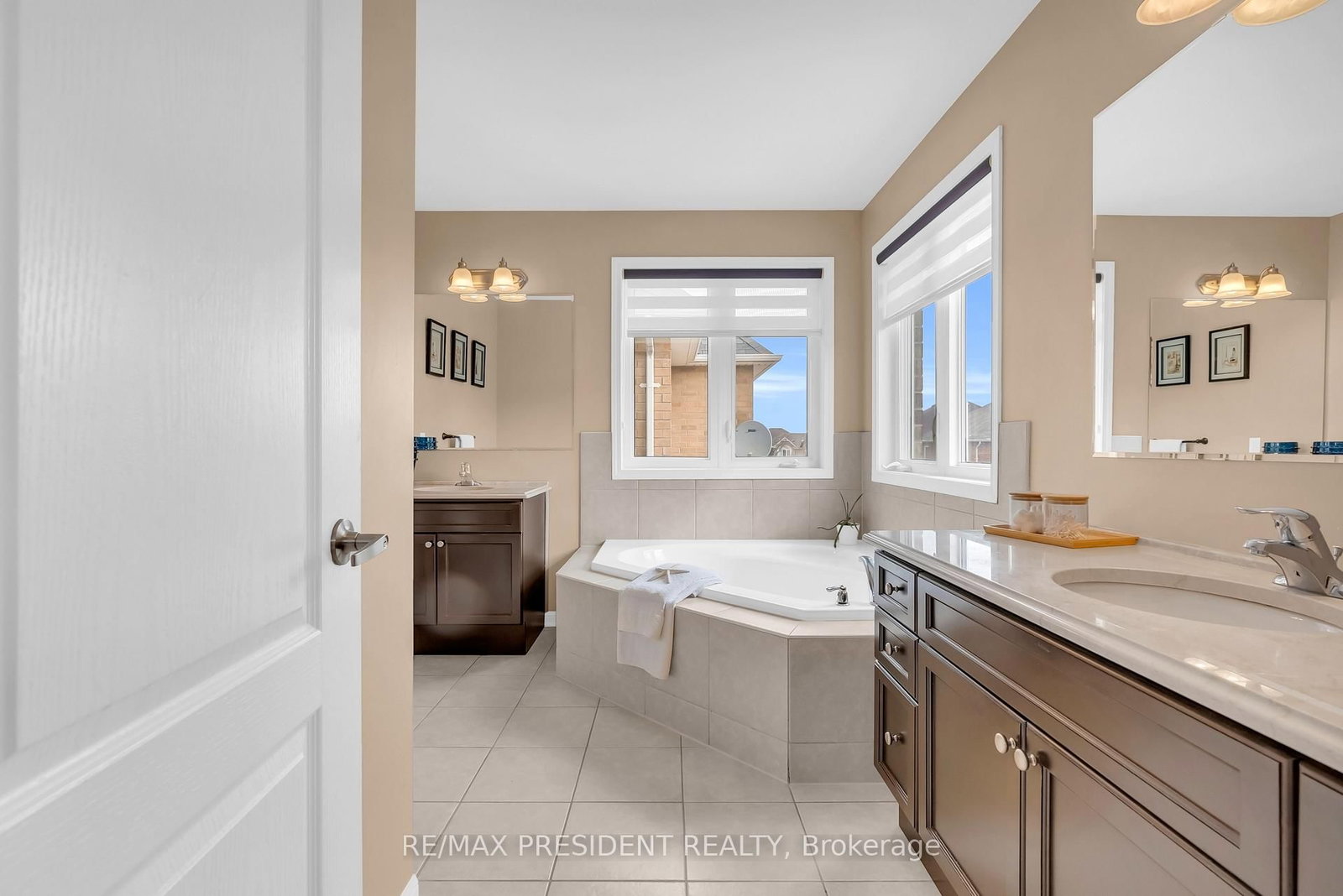 Detached House for sale at 306 Pringle Avenue, Milton, Ontario, L9T 7N2 - Scott - MLS: W13001746