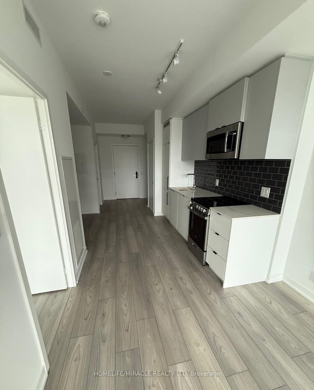 808 - 285 Dufferin Street