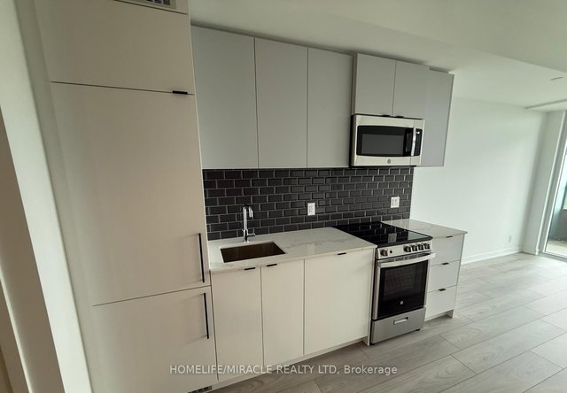 808 - 285 Dufferin Street