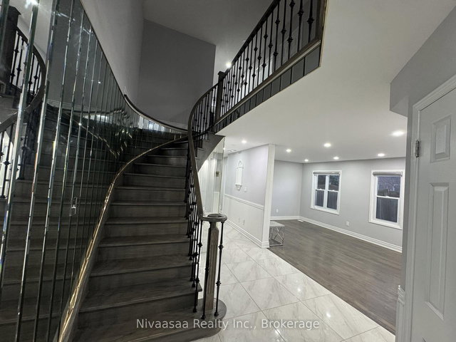 UPPER LEVEL - 23 Ravenscliffe Court