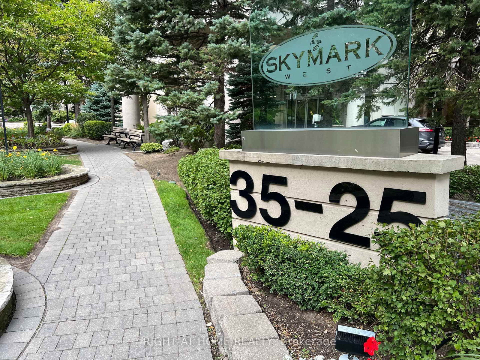 25 Kingsbridge Garden Circle, Unit 919 - Photo 8