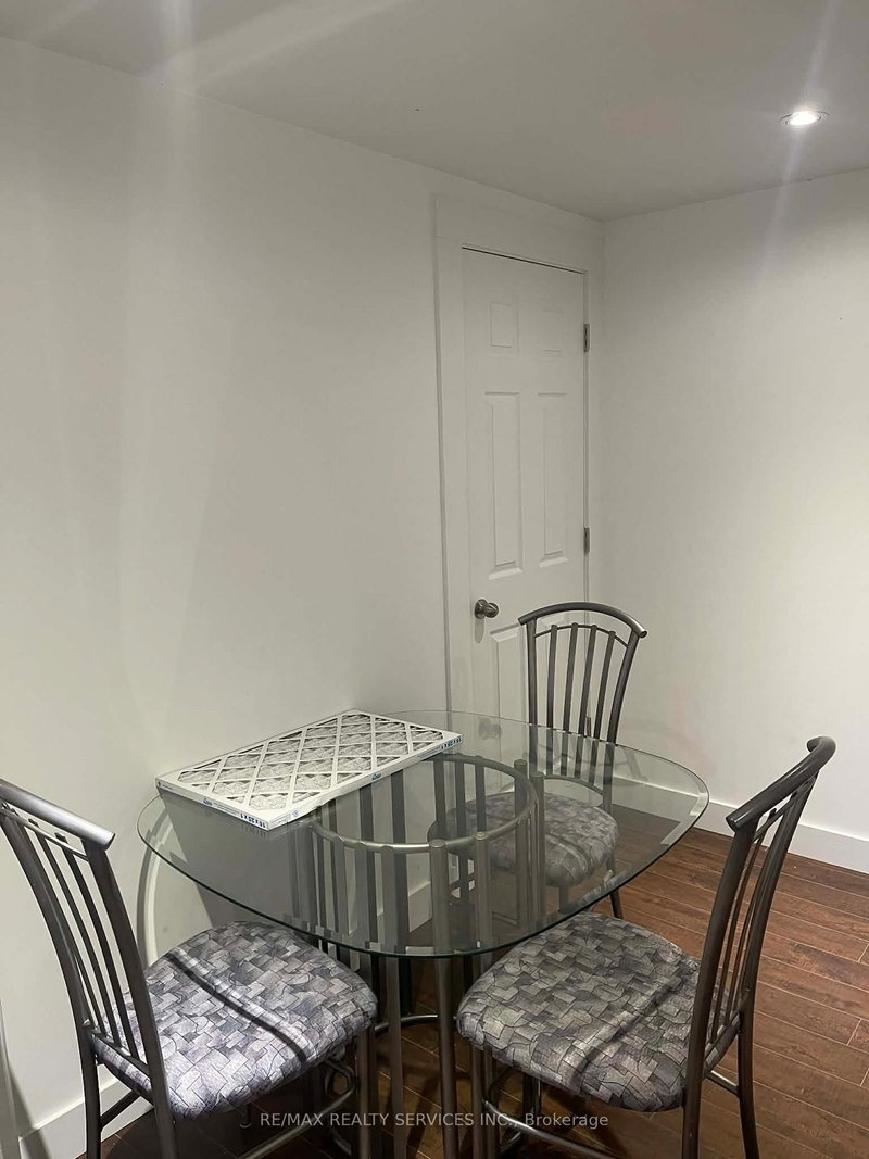 920 Ledbury Cres, Mississauga, L5V 2P8 | Image 2