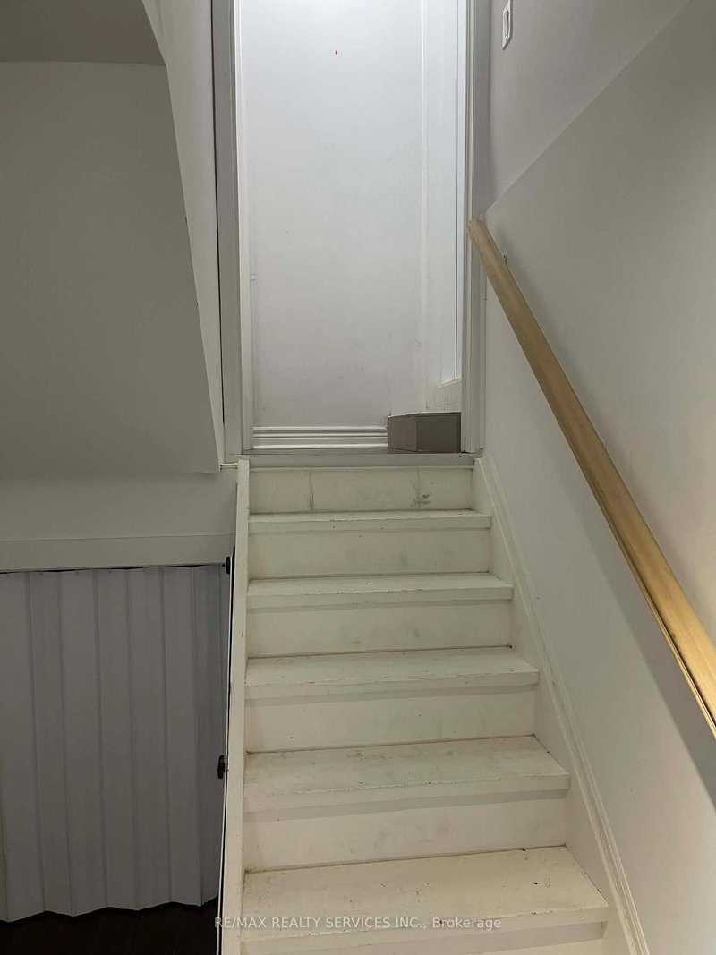 920 Ledbury Cres, Mississauga, L5V 2P8 | Image 3