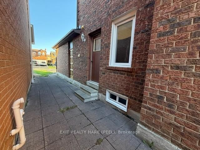 Detached House for sale at 47 Stillwater Crescent, Brampton, Ontario, L6X 3L2 - Brampton West - MLS: W13003184