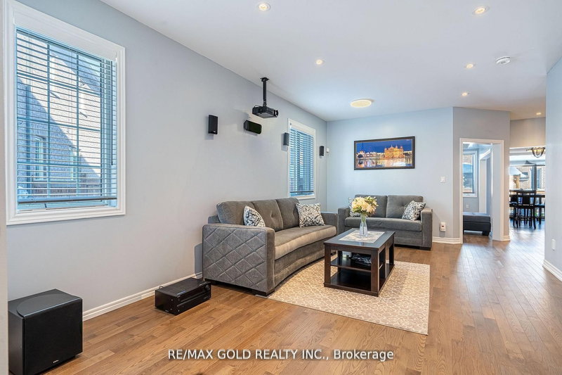 10 Spokanne St, Brampton, L6R 4A2 | Image 2