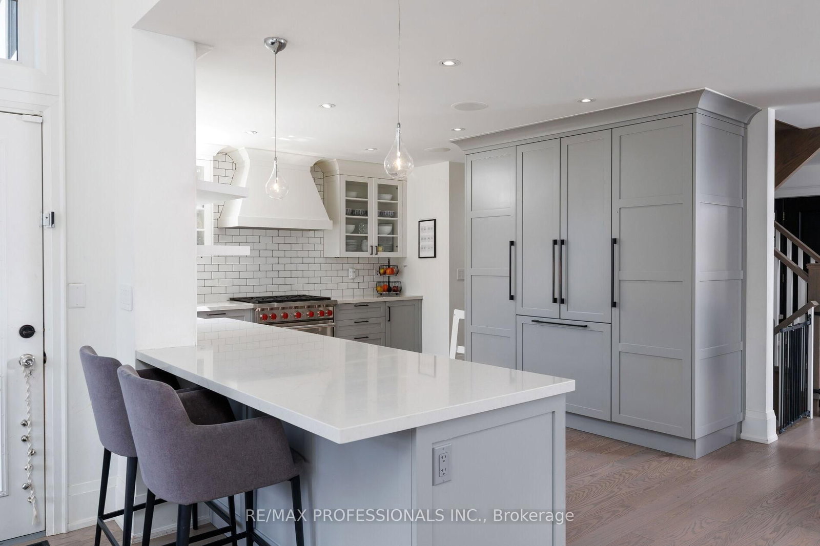 Detached House for sale at 9 Bernice Avenue, Toronto, Ontario, M8Y 1Z5 - Stonegate-Queensway - MLS: W13003874