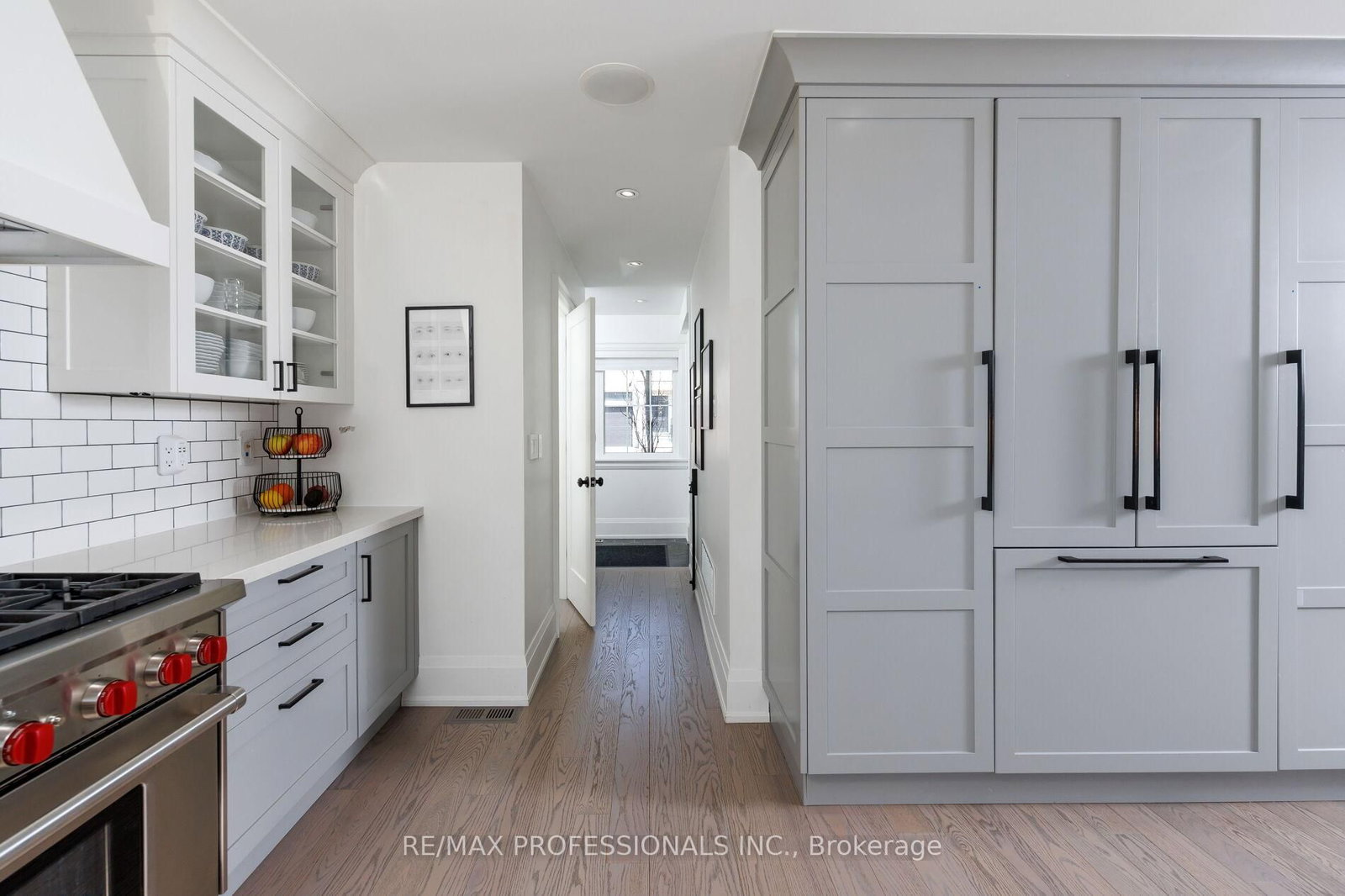 Detached House for sale at 9 Bernice Avenue, Toronto, Ontario, M8Y 1Z5 - Stonegate-Queensway - MLS: W13003874