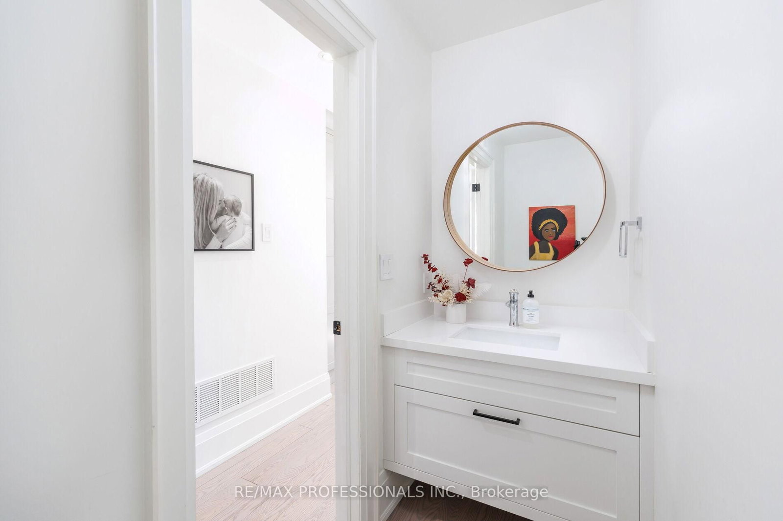 Detached House for sale at 9 Bernice Avenue, Toronto, Ontario, M8Y 1Z5 - Stonegate-Queensway - MLS: W13003874