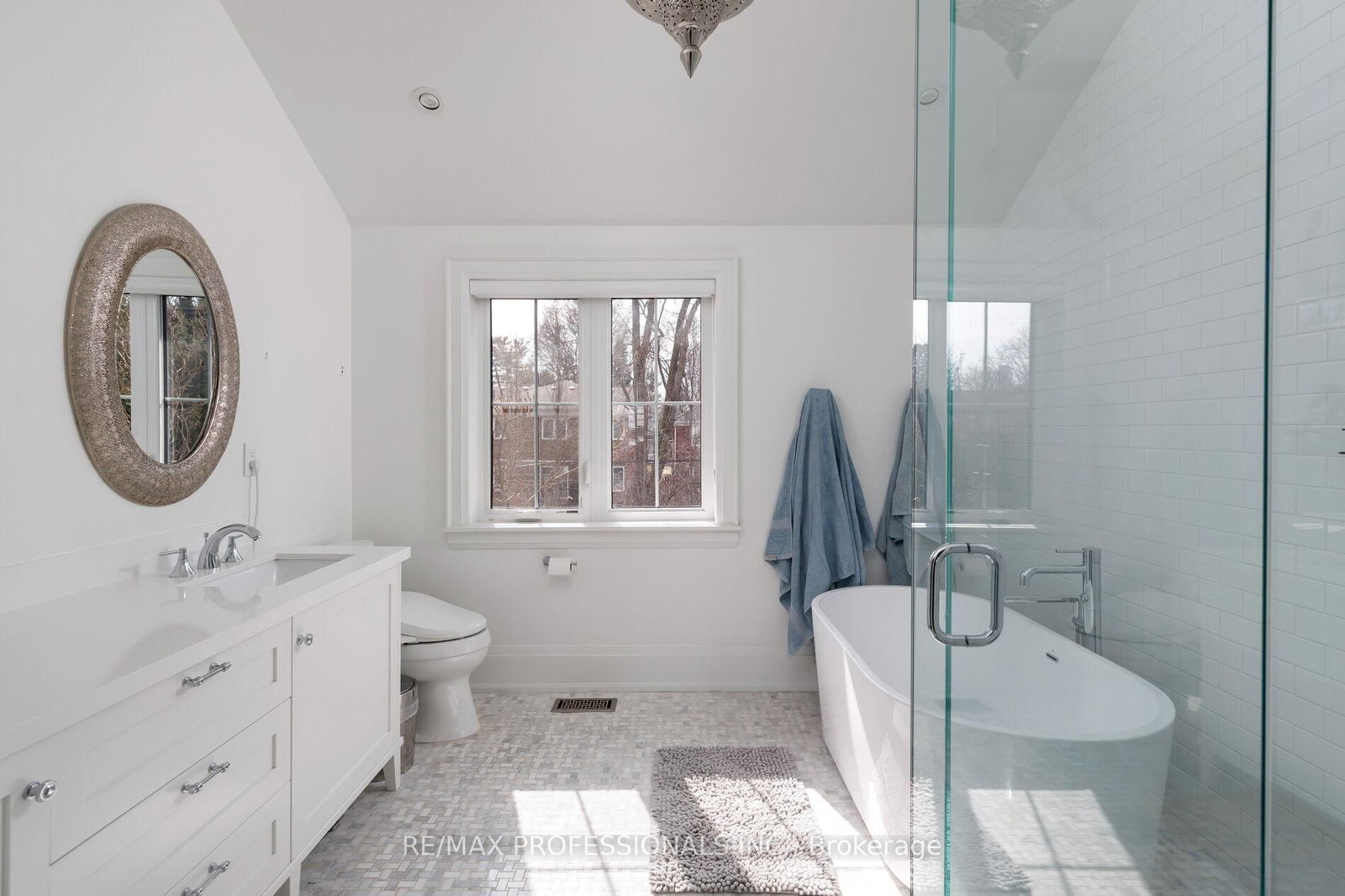 Detached House for sale at 9 Bernice Avenue, Toronto, Ontario, M8Y 1Z5 - Stonegate-Queensway - MLS: W13003874