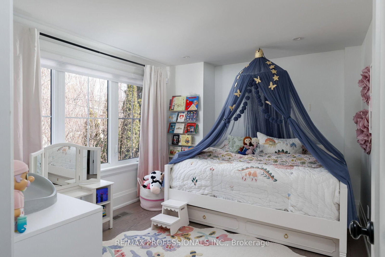 Detached House for sale at 9 Bernice Avenue, Toronto, Ontario, M8Y 1Z5 - Stonegate-Queensway - MLS: W13003874