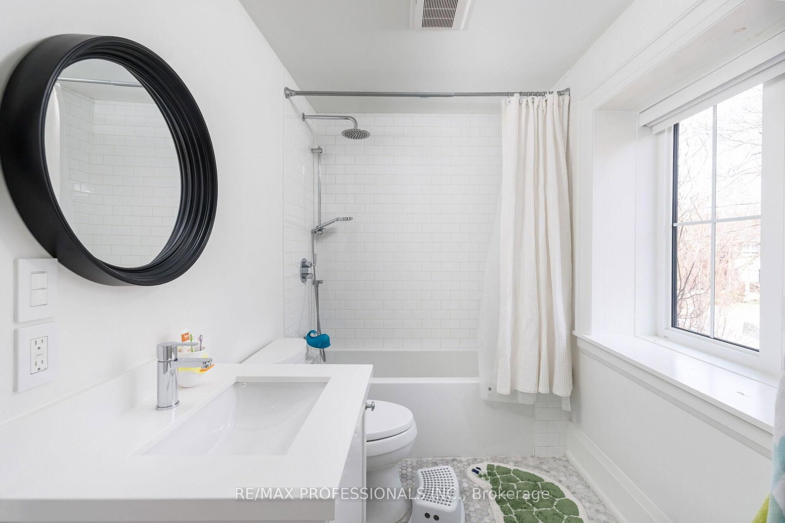 Detached House for sale at 9 Bernice Avenue, Toronto, Ontario, M8Y 1Z5 - Stonegate-Queensway - MLS: W13003874