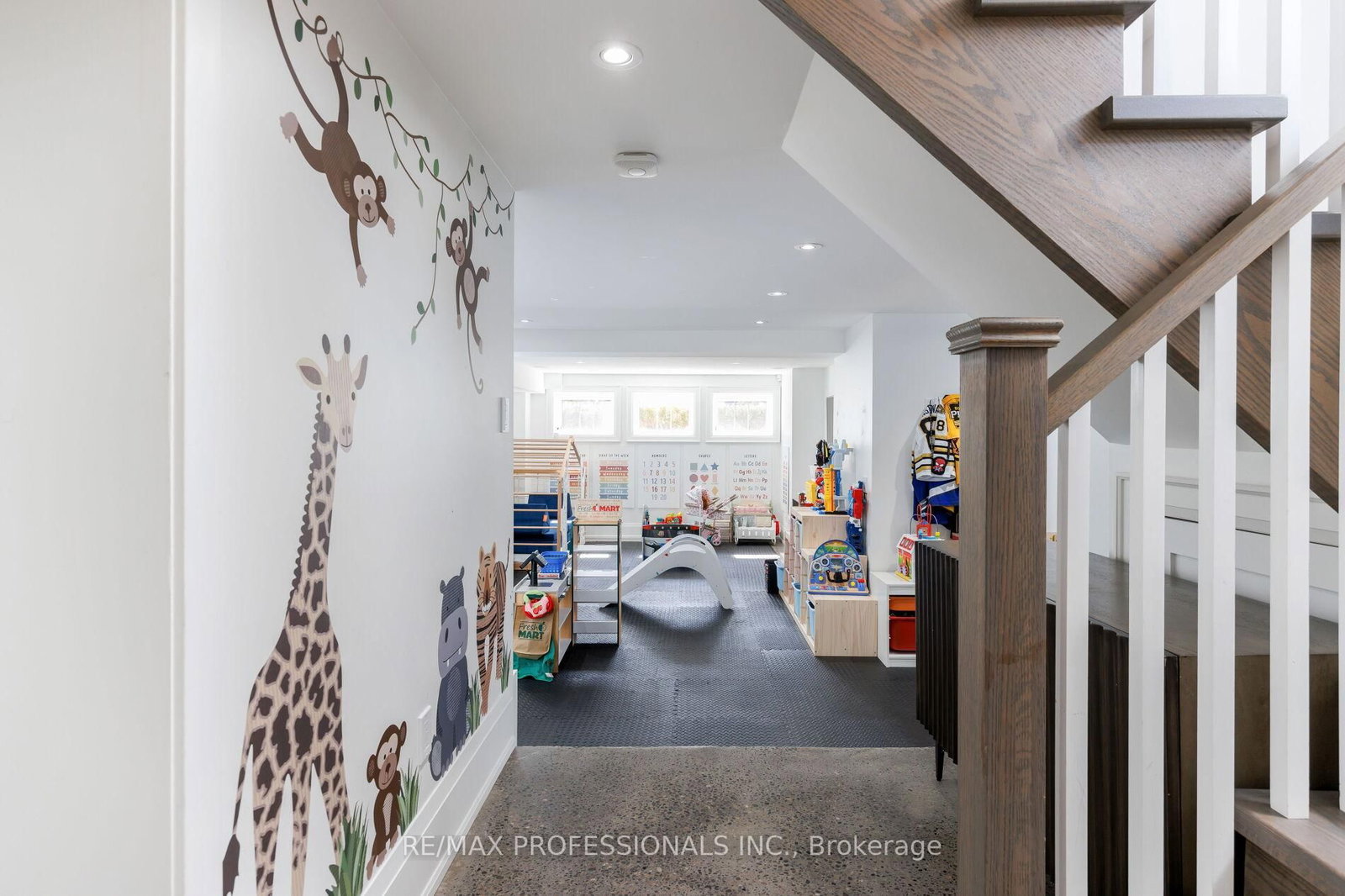 Detached House for sale at 9 Bernice Avenue, Toronto, Ontario, M8Y 1Z5 - Stonegate-Queensway - MLS: W13003874