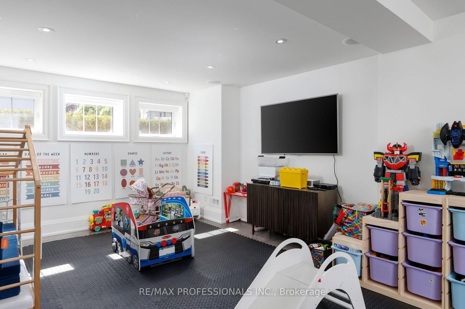 Detached House for sale at 9 Bernice Avenue, Toronto, Ontario, M8Y 1Z5 - Stonegate-Queensway - MLS: W13003874