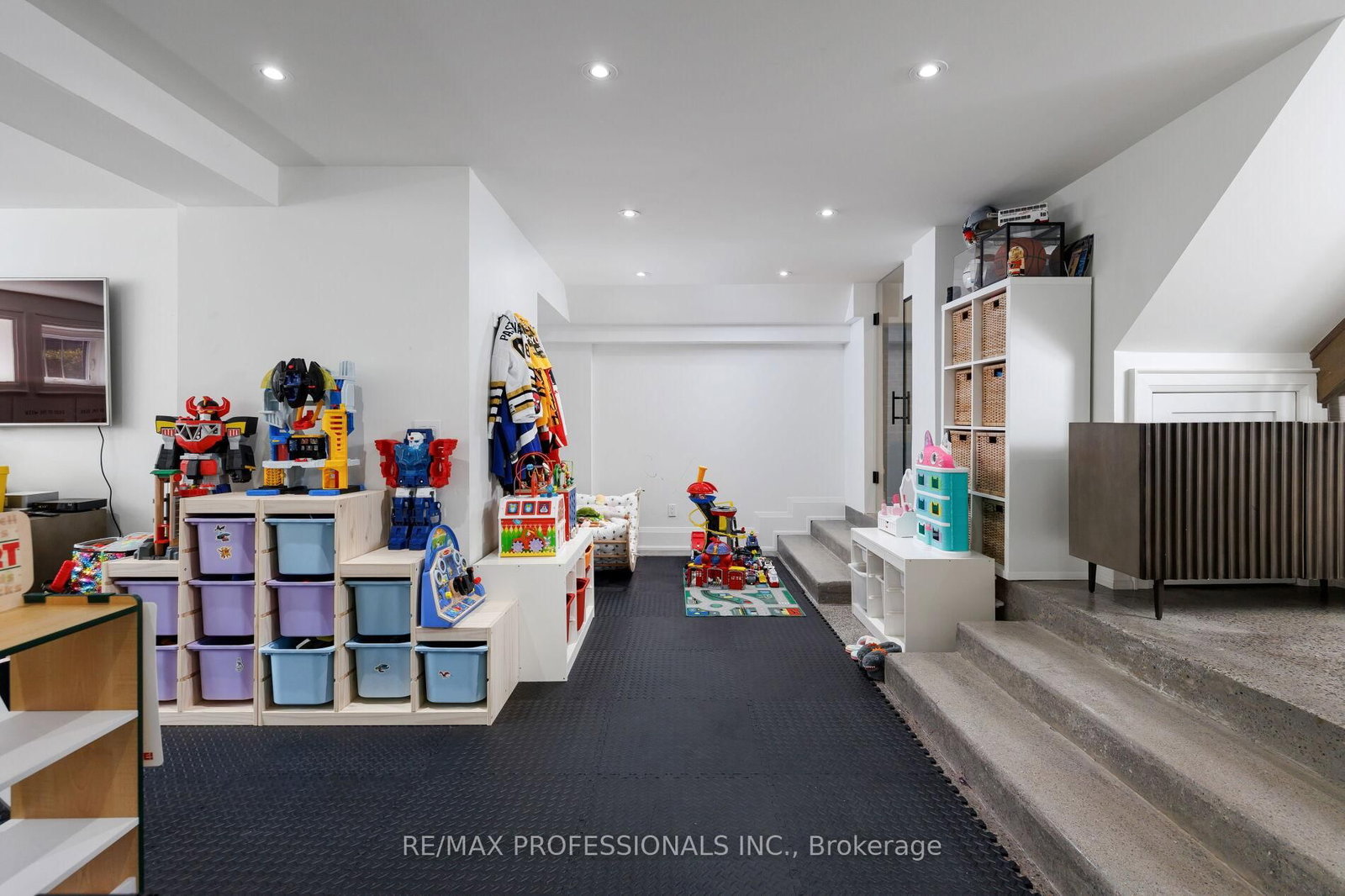 Detached House for sale at 9 Bernice Avenue, Toronto, Ontario, M8Y 1Z5 - Stonegate-Queensway - MLS: W13003874