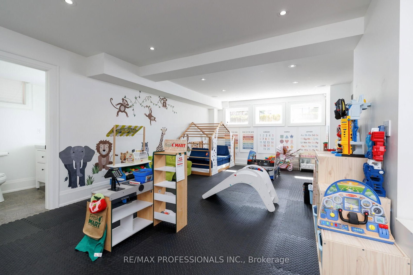 Detached House for sale at 9 Bernice Avenue, Toronto, Ontario, M8Y 1Z5 - Stonegate-Queensway - MLS: W13003874