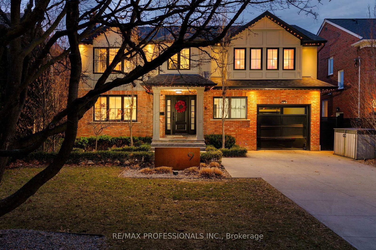 Detached House for sale at 9 Bernice Avenue, Toronto, Ontario, M8Y 1Z5 - Stonegate-Queensway - MLS: W13003874