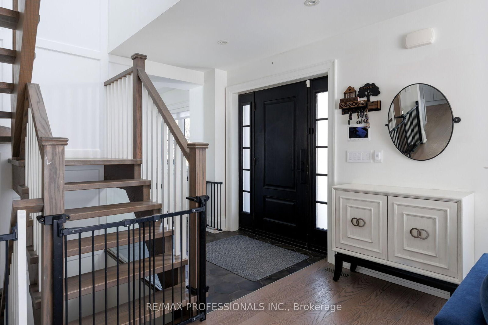 Detached House for sale at 9 Bernice Avenue, Toronto, Ontario, M8Y 1Z5 - Stonegate-Queensway - MLS: W13003874