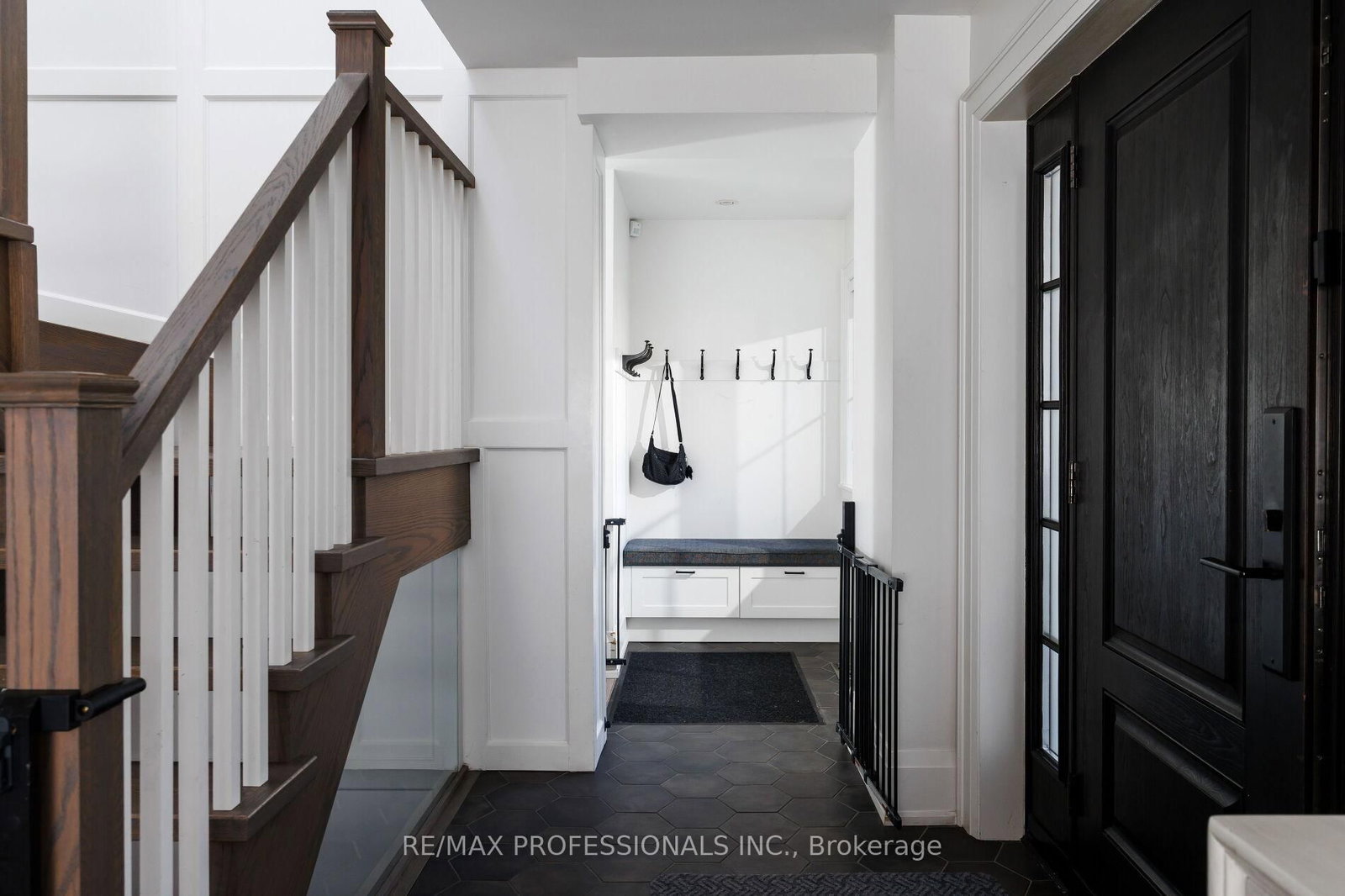 Detached House for sale at 9 Bernice Avenue, Toronto, Ontario, M8Y 1Z5 - Stonegate-Queensway - MLS: W13003874