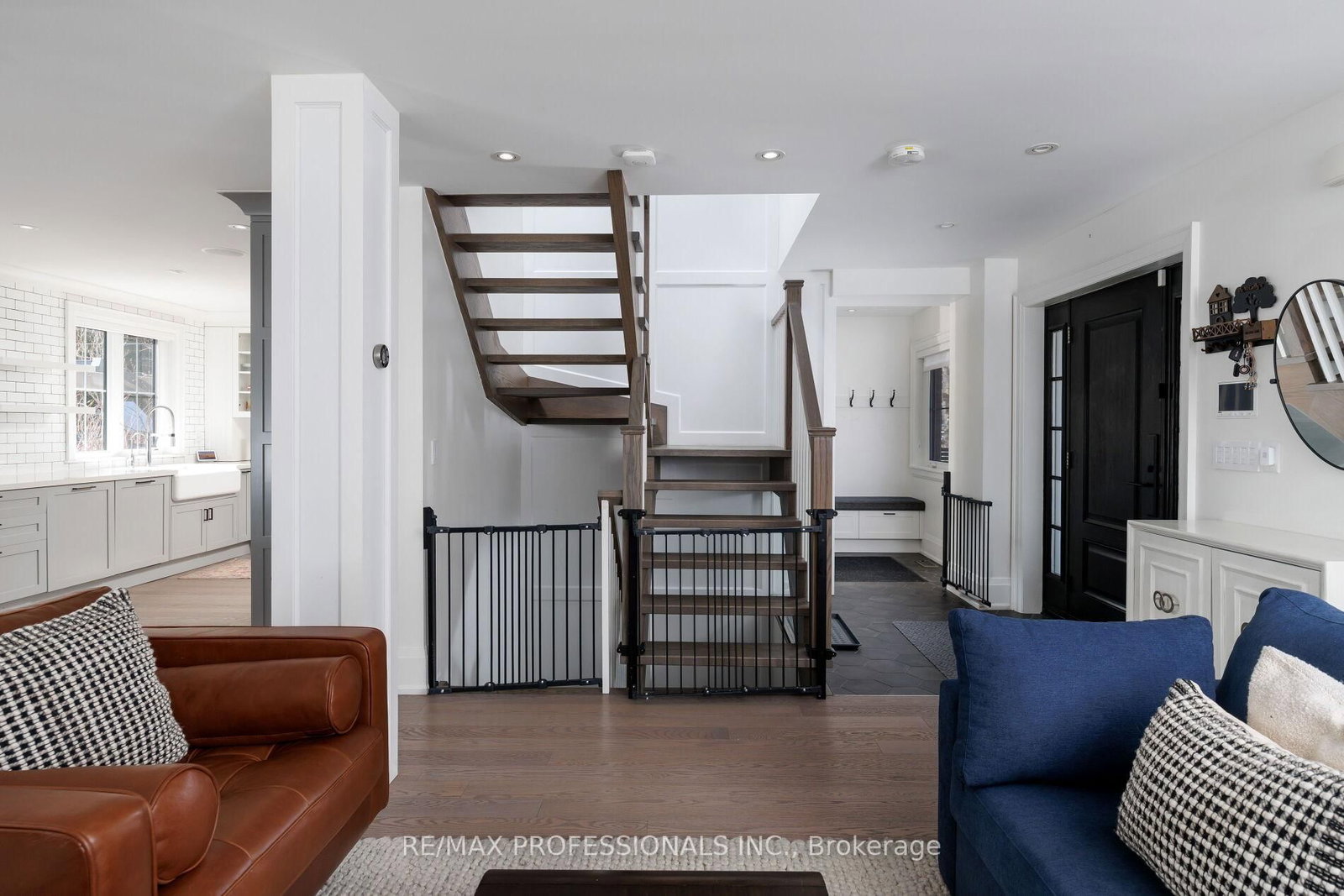 Detached House for sale at 9 Bernice Avenue, Toronto, Ontario, M8Y 1Z5 - Stonegate-Queensway - MLS: W13003874