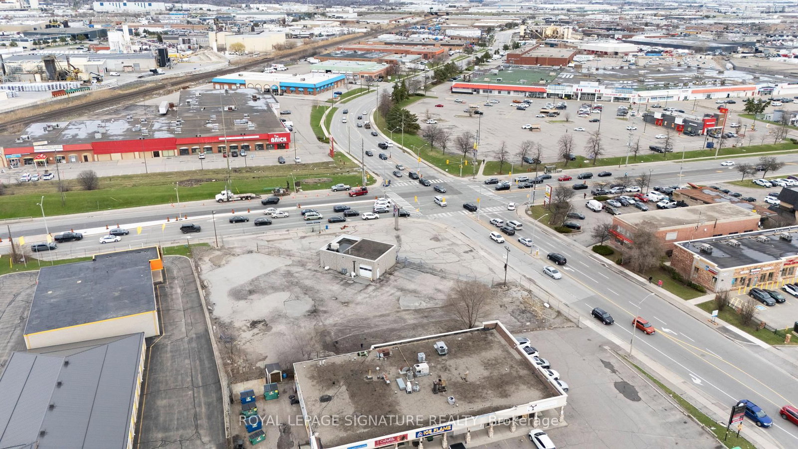 73 Kennedy Road S - Photo 2