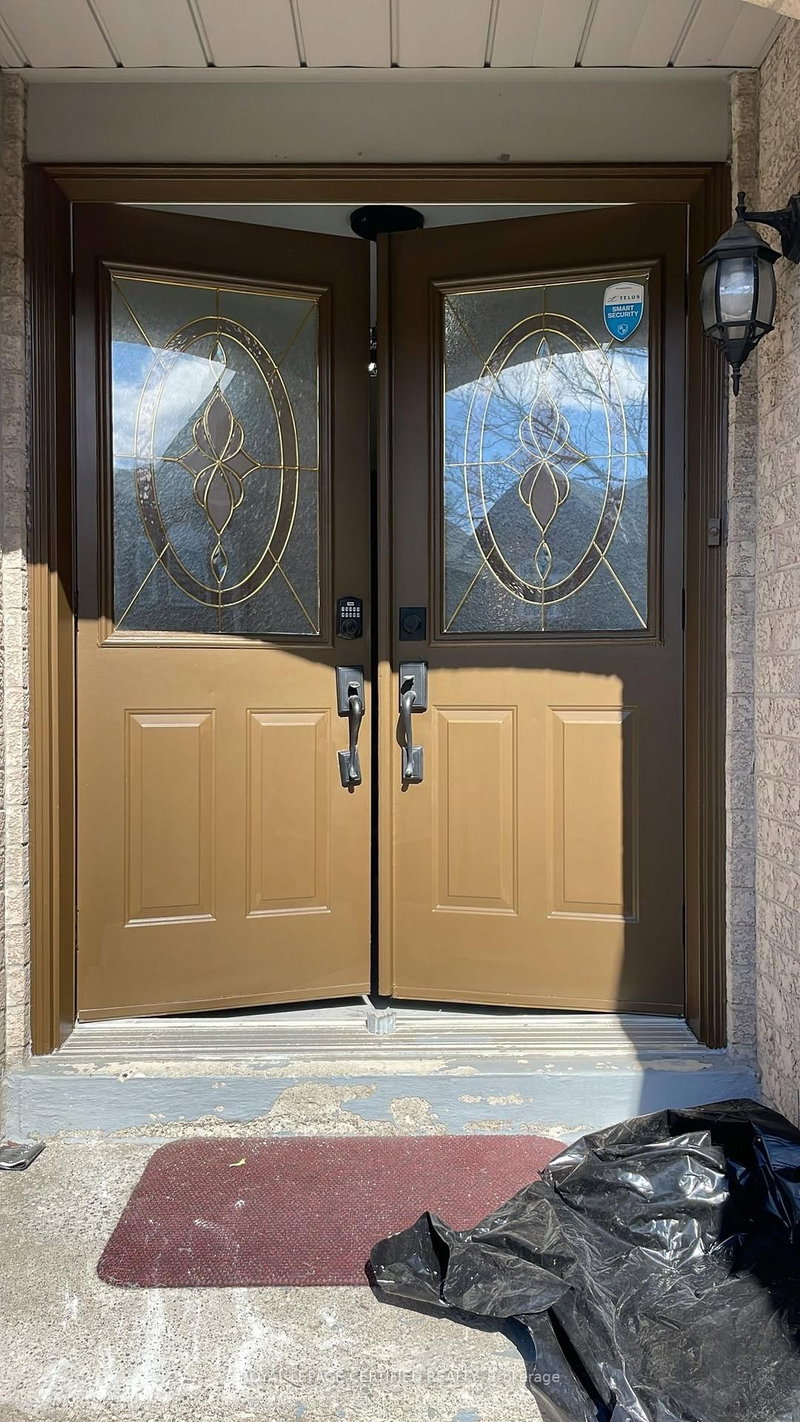 26 Goldenlight Circ, Brampton, L6X 4N6 | Image 2