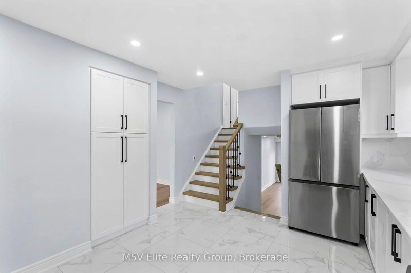 93 Ashford Crt, Brampton, L6V 3E2 | Image 2