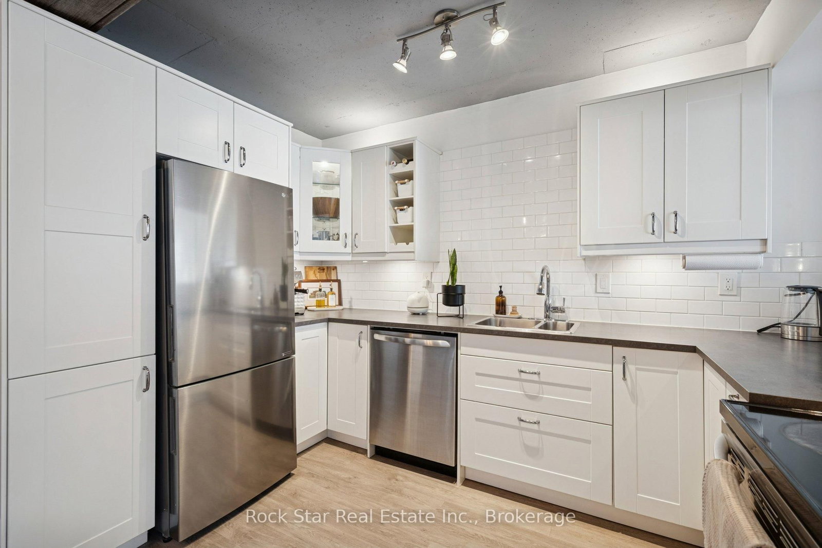 20 Speers Road, Unit 103 - Photo 7