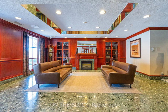 203 - 880 Dundas Street W