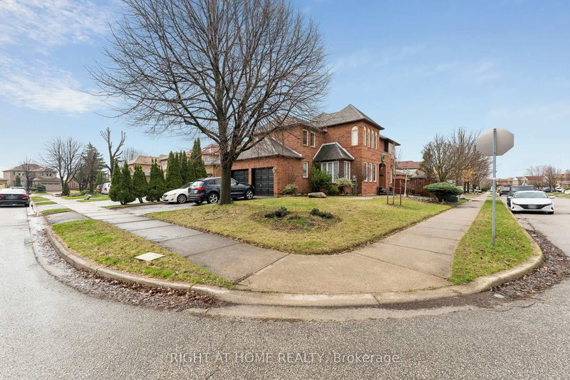 39 Banner Rd, Brampton, L6X 4K8 | Image 3