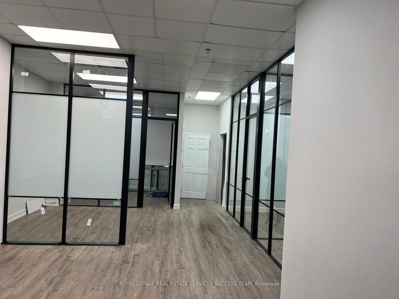 6 - 3075 Ridgeway Dr, Mississauga, L5L 5M6 | Image 2