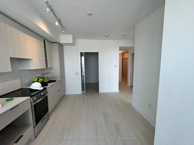 4002 - 3900 Confederation Parkway