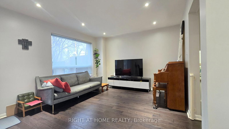 1379 Rock Crt, Mississauga, L5J 3W5 | Image 2