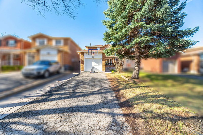 16 Langholm Crt, Brampton, L6Z 2Y1 | Image 2