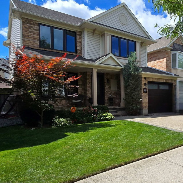 882 McDuffe Crescent