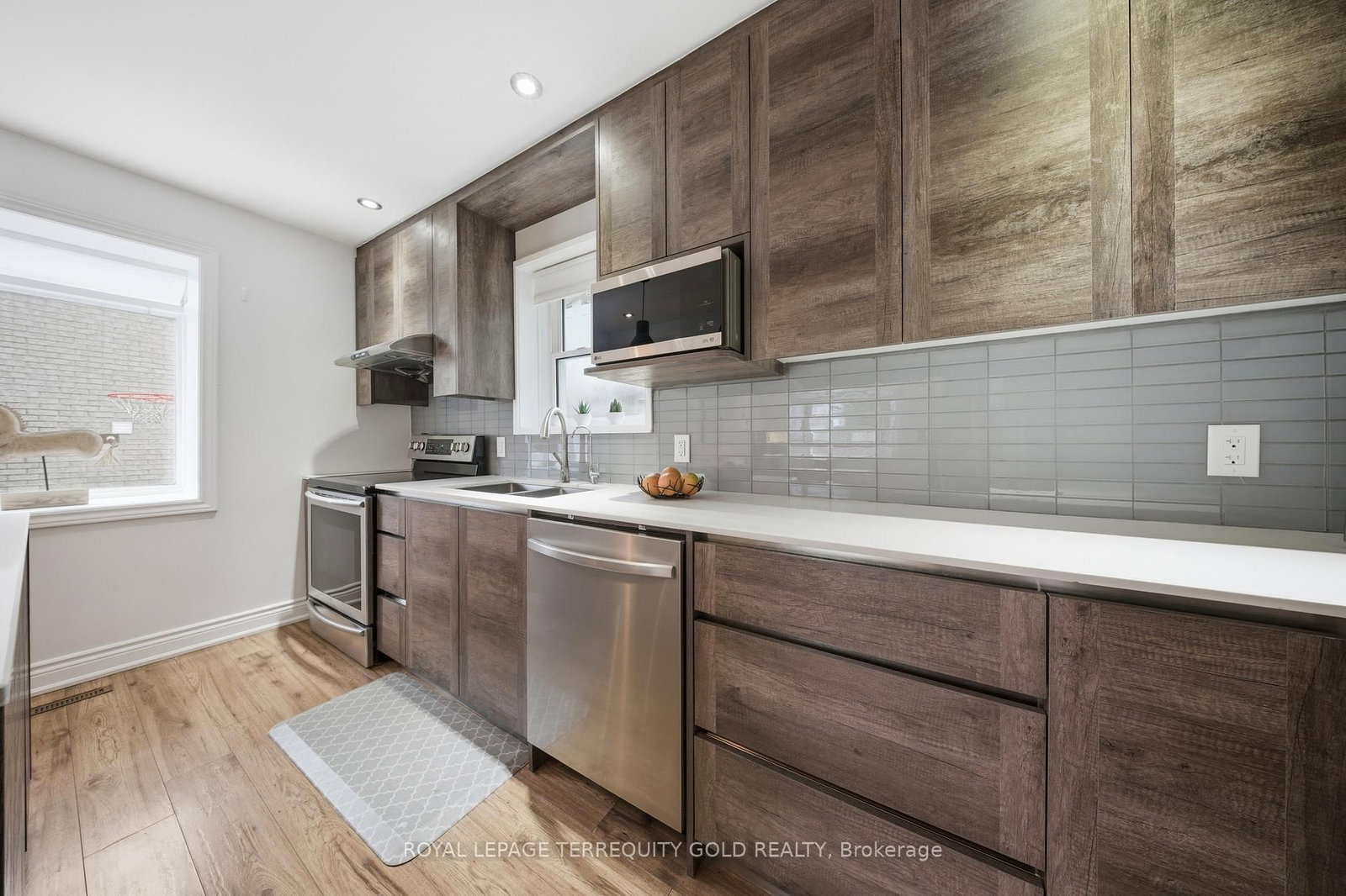 Detached House for sale at 1124 Kent Avenue, Oakville, Ontario, L6H 1Z8 - College Park - MLS: W13005584