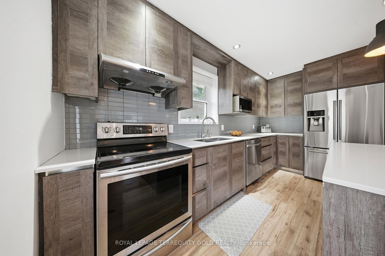 Detached House for sale at 1124 Kent Avenue, Oakville, Ontario, L6H 1Z8 - College Park - MLS: W13005584