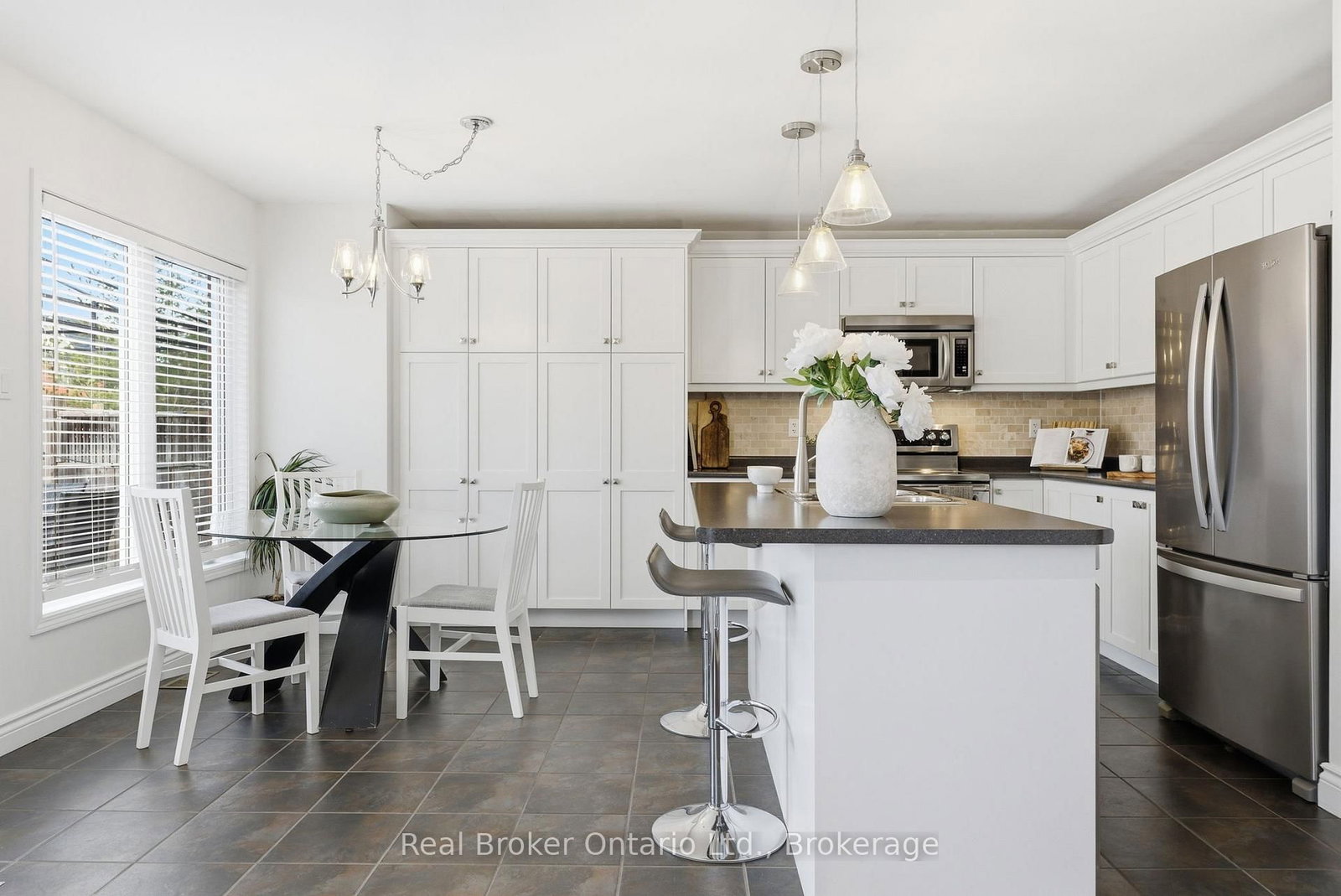 Detached House for sale at 910 Vickerman Way, Milton, Ontario, L9T 0K5 - Coates - MLS: W13005624