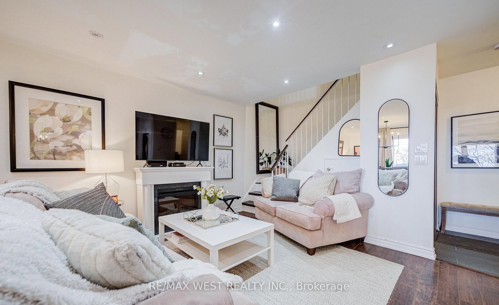 3025 The Credit Woodlands Drive, Unit 320 - Photo 3