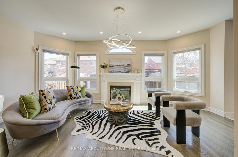 2181 Stratus Dr, Oakville, L6M 4W5 | Image 3