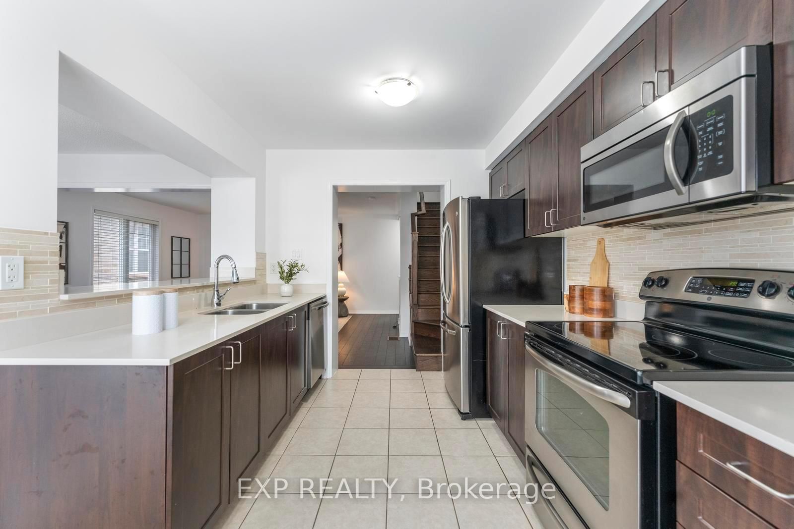 Townhouse for sale at 920 Nadalin Heights, Milton, Ontario, L9T 8R2 - Willmott - MLS: W13005996