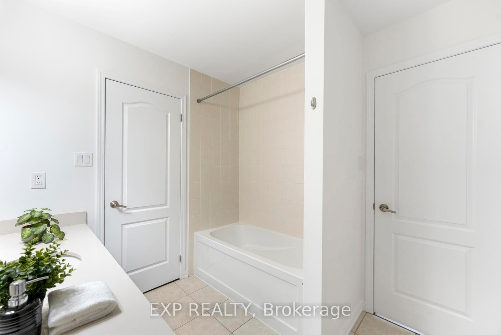 Townhouse for sale at 920 Nadalin Heights, Milton, Ontario, L9T 8R2 - Willmott - MLS: W13005996