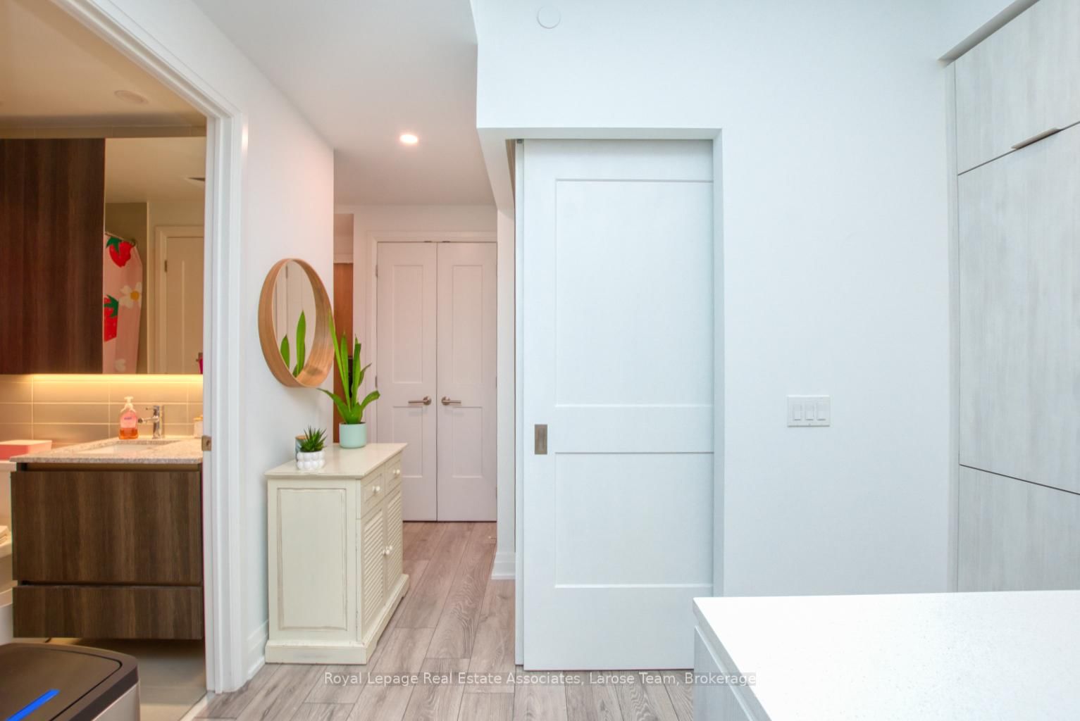 21 Park Street E, Unit 811 - Photo 11