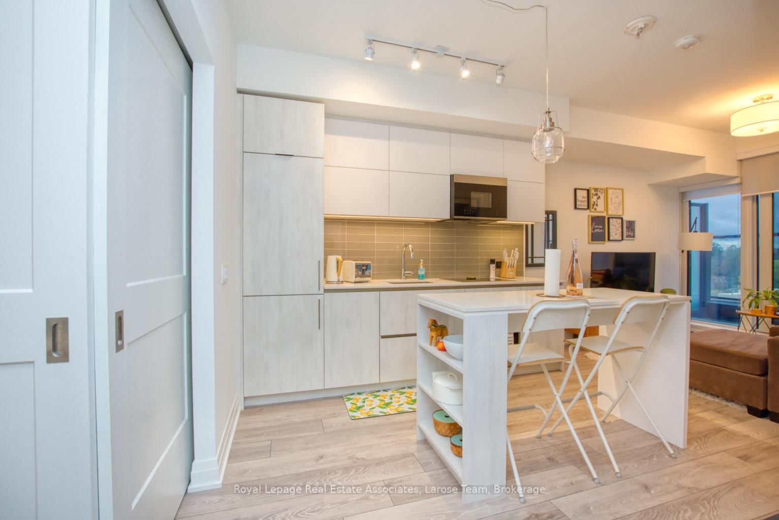 21 Park Street E, Unit 811 - Photo 13