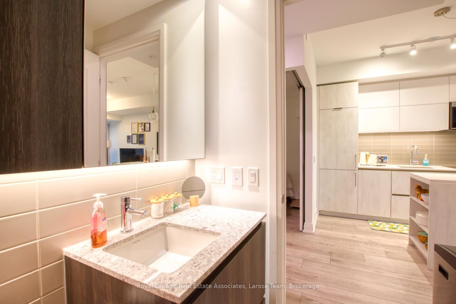 21 Park Street E, Unit 811 - Photo 18