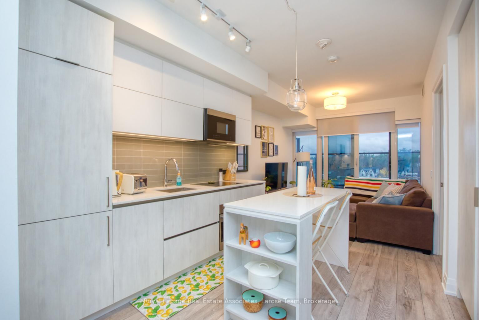 21 Park Street E, Unit 811 - Photo 2